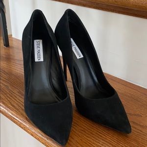 Steven Madden brand new staple black suede pumps
